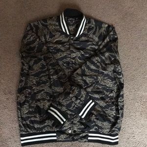 Camouflage button up jacket men’s medium